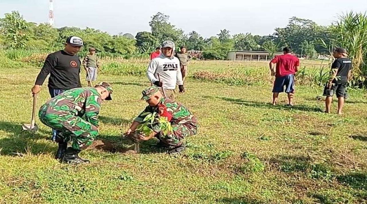 Babinsa Kelurahan Tlumpu Koramil 0808/01 Sukorejo Sertu M. Ayub Mashar bersama karang taruna dan warga masyarakat melaksanakan kegiatan penghijauan dengan menanam bibit pohon akasia