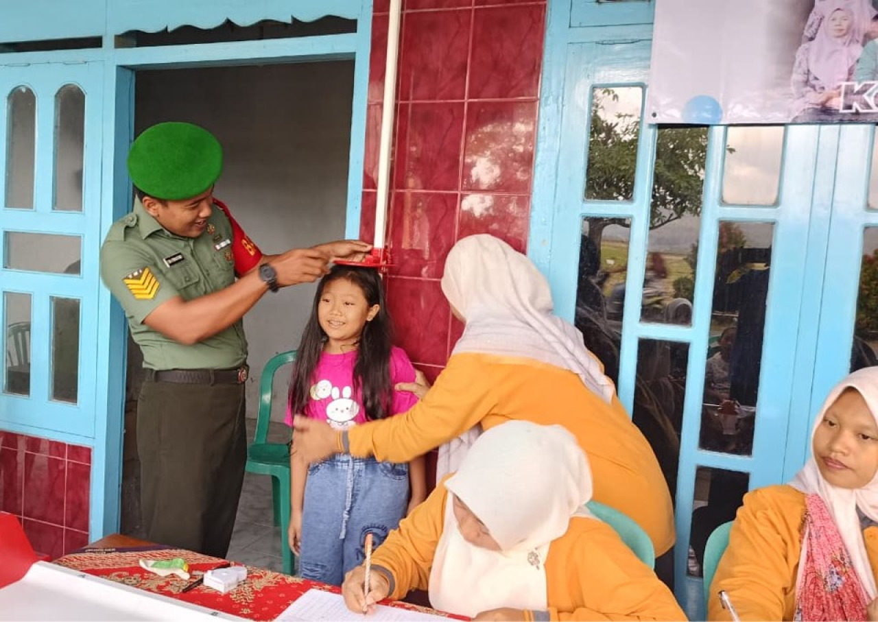 Babinsa Kelurahan Sutojayan Koramil 0808/09 Sutojayan Serma Edi Prayitno, menunjukkan komitmen nyata dalam mendukung program Pemerintah