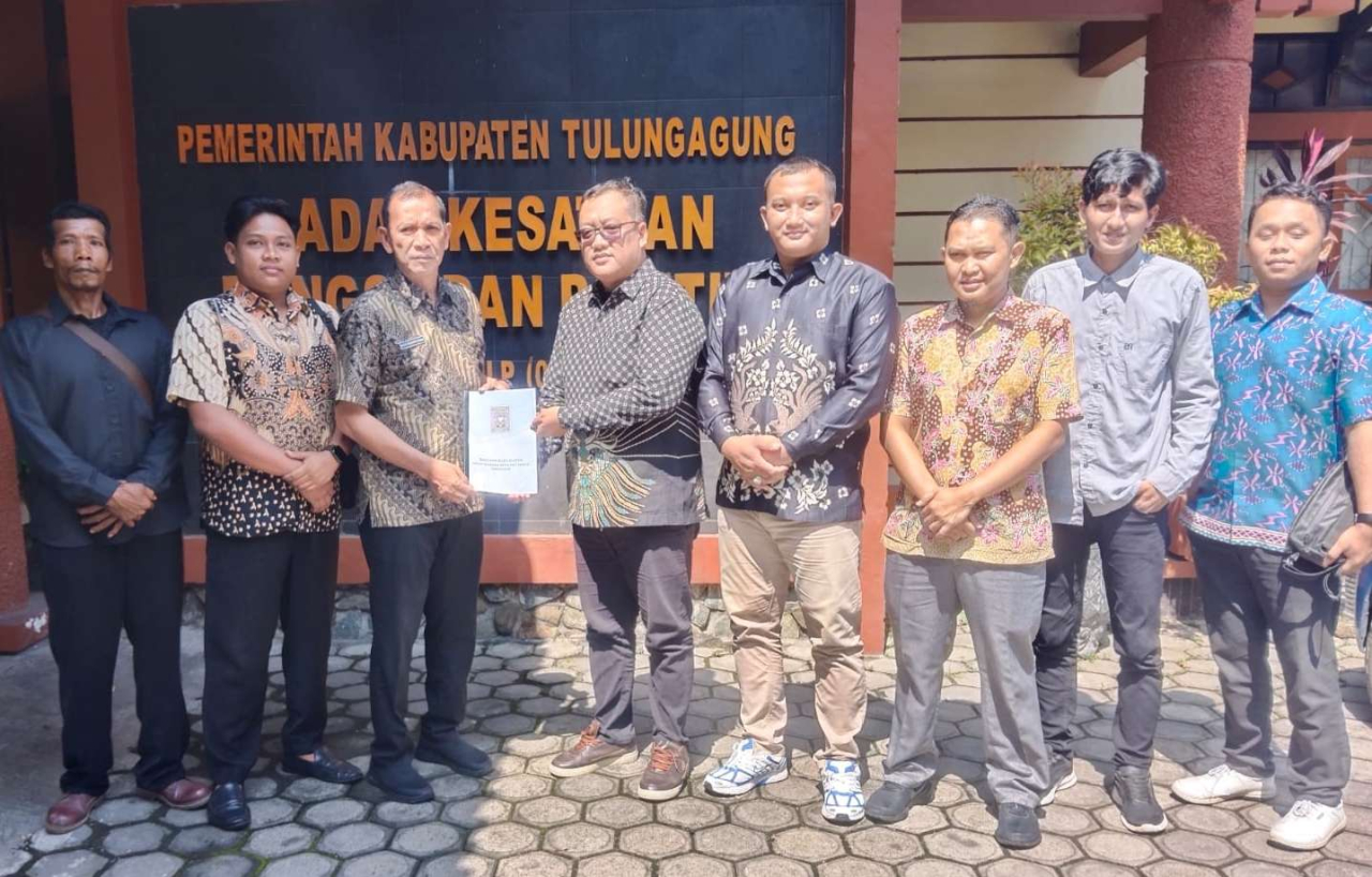 PSHT Cabang Tulungagung Junjung Persaudaraan Saat Serahkan Legalitas ke Bakesbangpol