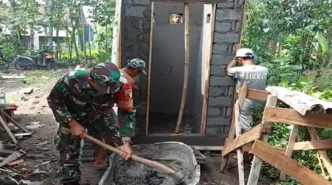 Jaga Kesehatan Lingkungan, Sertu Supiansyah bersama Warga Wonorejo Bangun MCK