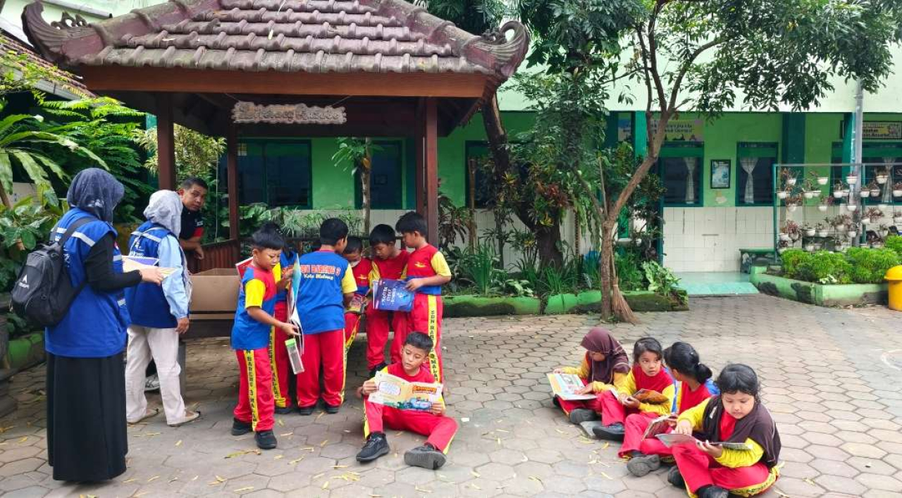 PT Terminal Petikemas Surabaya Donasikan 800 Buku untuk Sejumlah Sekolah Dasar di Kota Malang