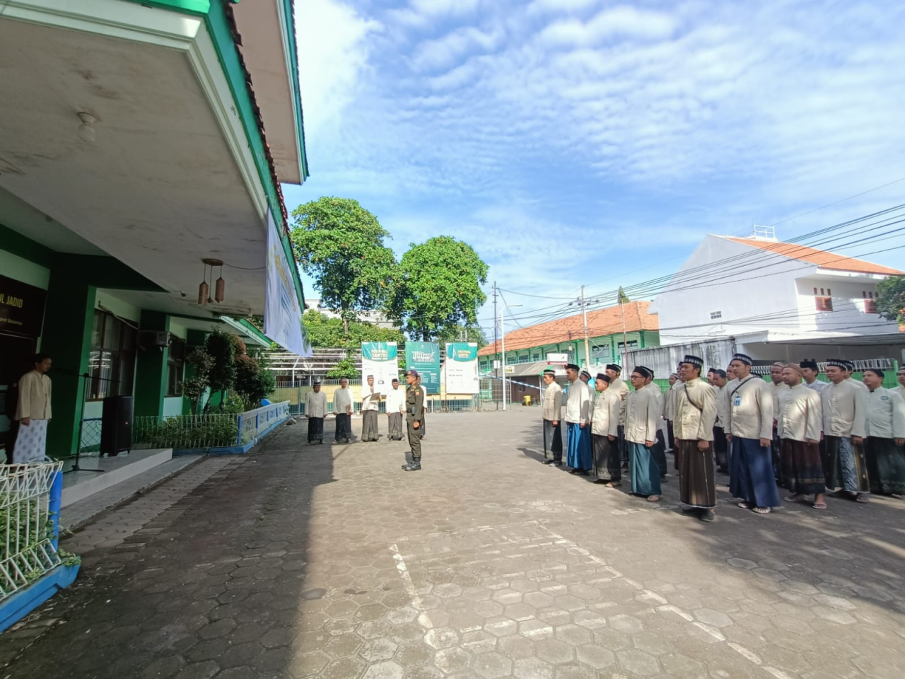 Pimpin Apel Pagi, Wakil Kepala Pesantren Gus Imdad Robbani Tekankan Pentingnya Disiplin Organisasi