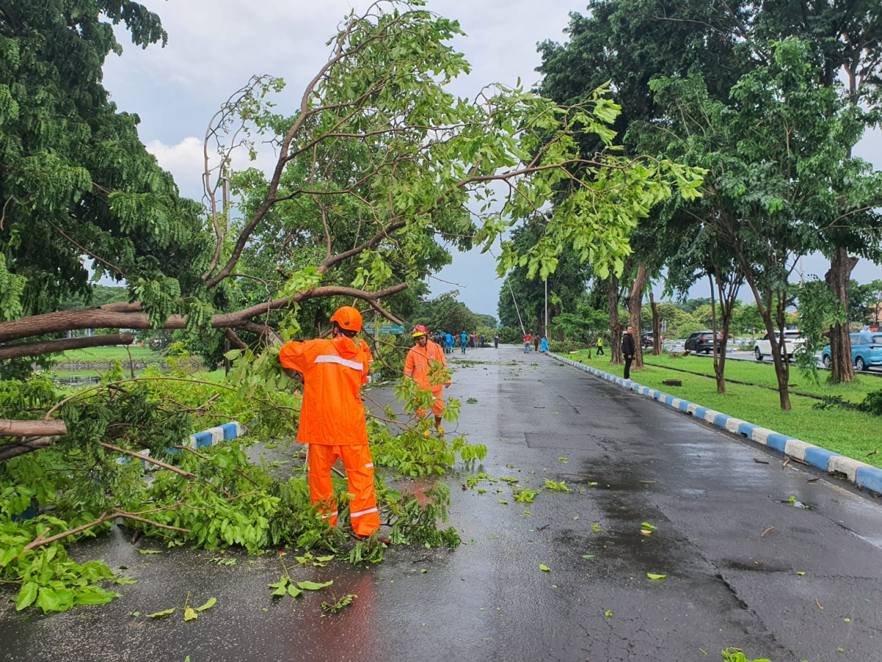 Tim BPBD Jatim Respon Cepat Dampak Angin Puting Beliung di Bandara Juanda