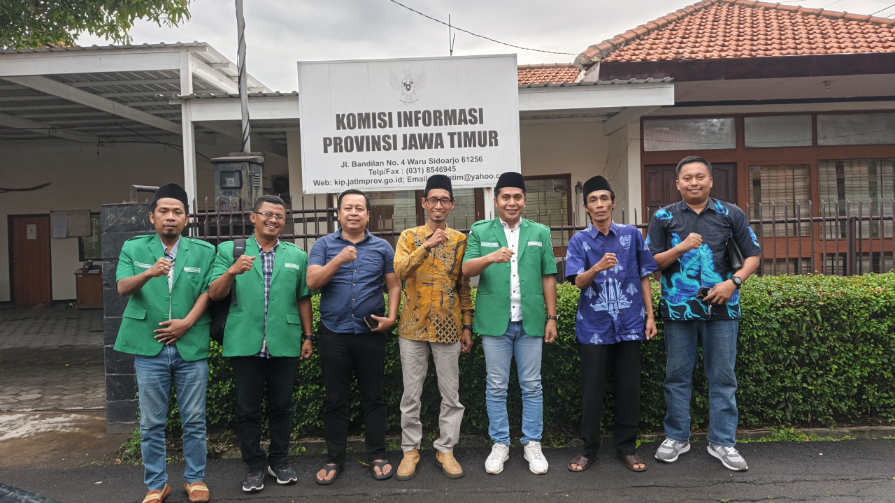Komisioner Komisi Informasi Jawa Timur berfoto bersama dengan Fungsionaris GP Anshor di depan Kantor KI Jatim. (Foto KI for JatimUPdate.id)