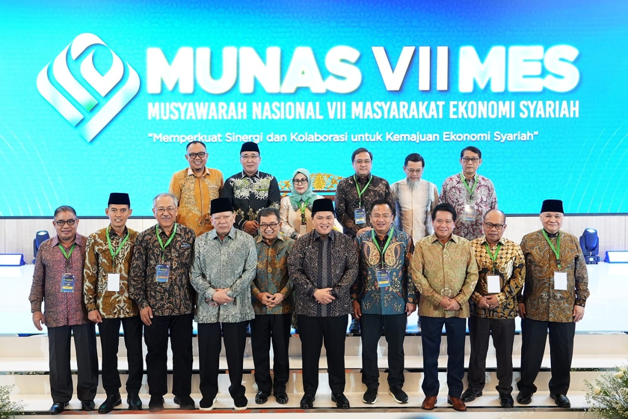 Peserta Munas Masyarakat Ekonomi Syariah berpose bersama.