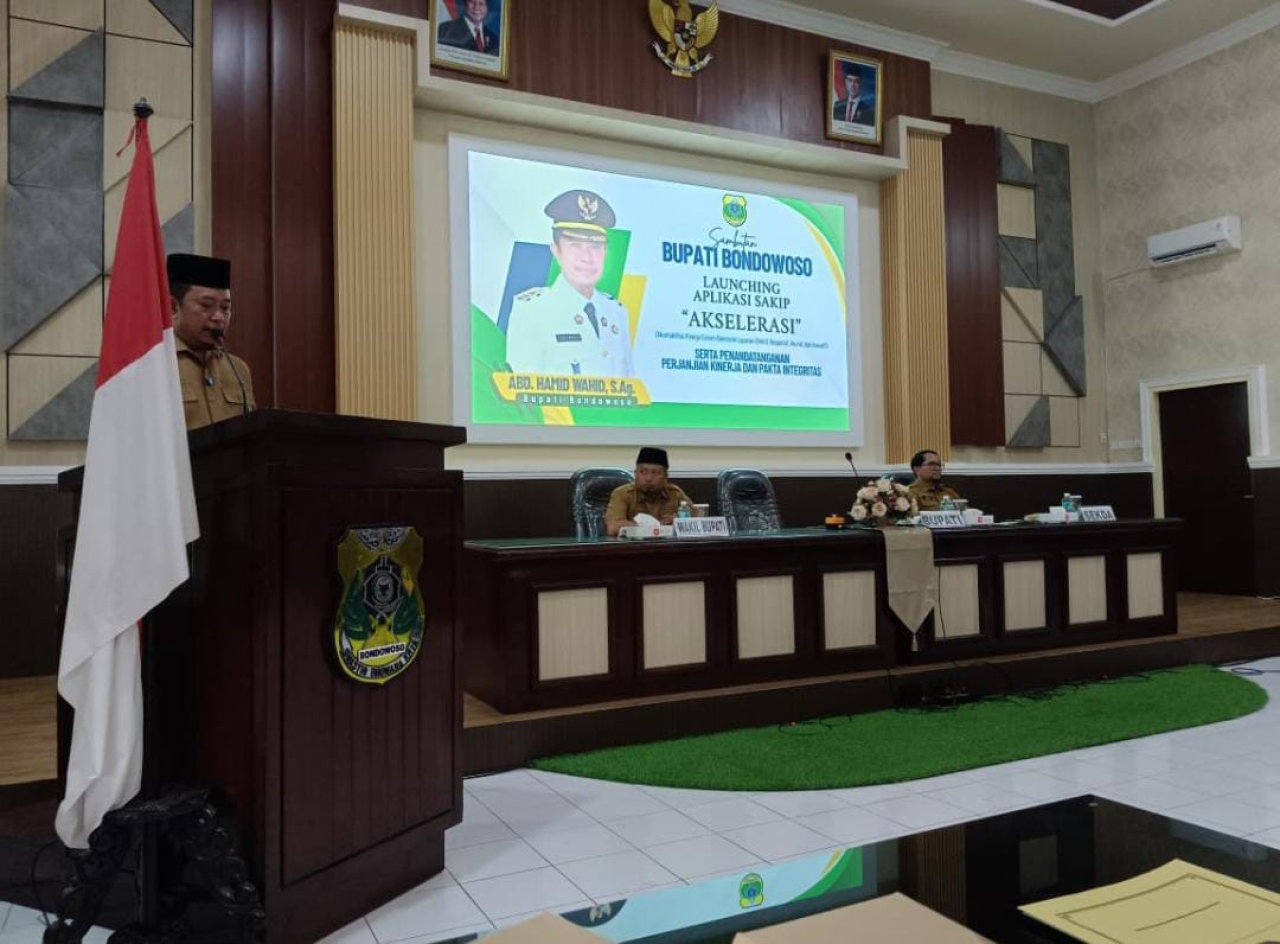Bupati Bondowoso Abdul Hamid Wahid menyampaikan Arahan saat peluncuran Aplikasi SAKIP Akselerasi yang dirangkai dengan penandatanganan Perjanjian Kinerja dan Pakta Integritas Tahun 2026 di Shaba bina Pemkab Bondowoso, Senin (12/1/2026).