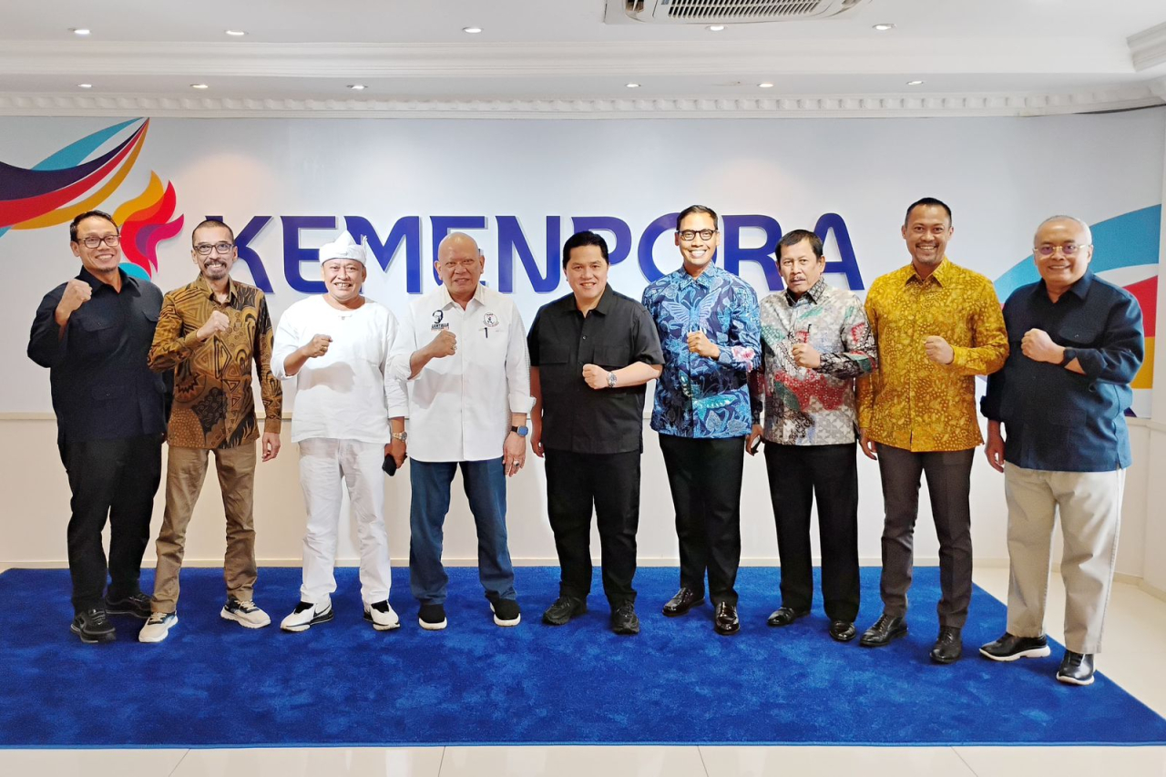 Ketua Umum Pengurus Besar Muaythai Indonesia (PBMI) AA LaNyalla Mahmud Mattalitti bersama jajaran menemui Menteri Pemuda dan Olahraga (Menpora) RI, Erick Thohir dalam rangka melaporkan agenda kerja dan program organisasi cabang olahraga Muaythai di tahun 