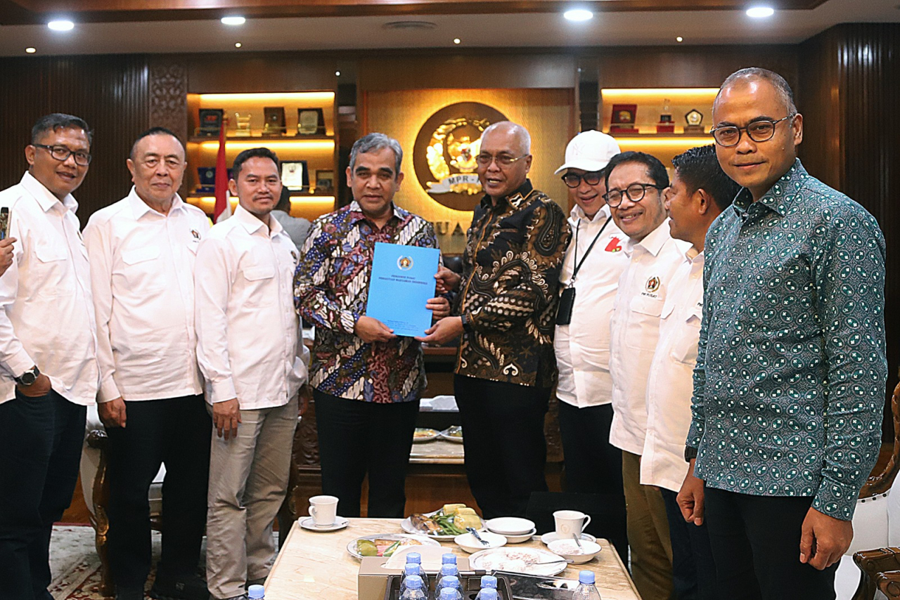 Ahmad Muzani Ketua Majelis Permusyawaratan Rakyat (MPR) RI menerima audiensi Ketua PWI Pusat, Akhmad Munir beserta pengurus. (Foto PWI Pusat for JatimUPdate.id)