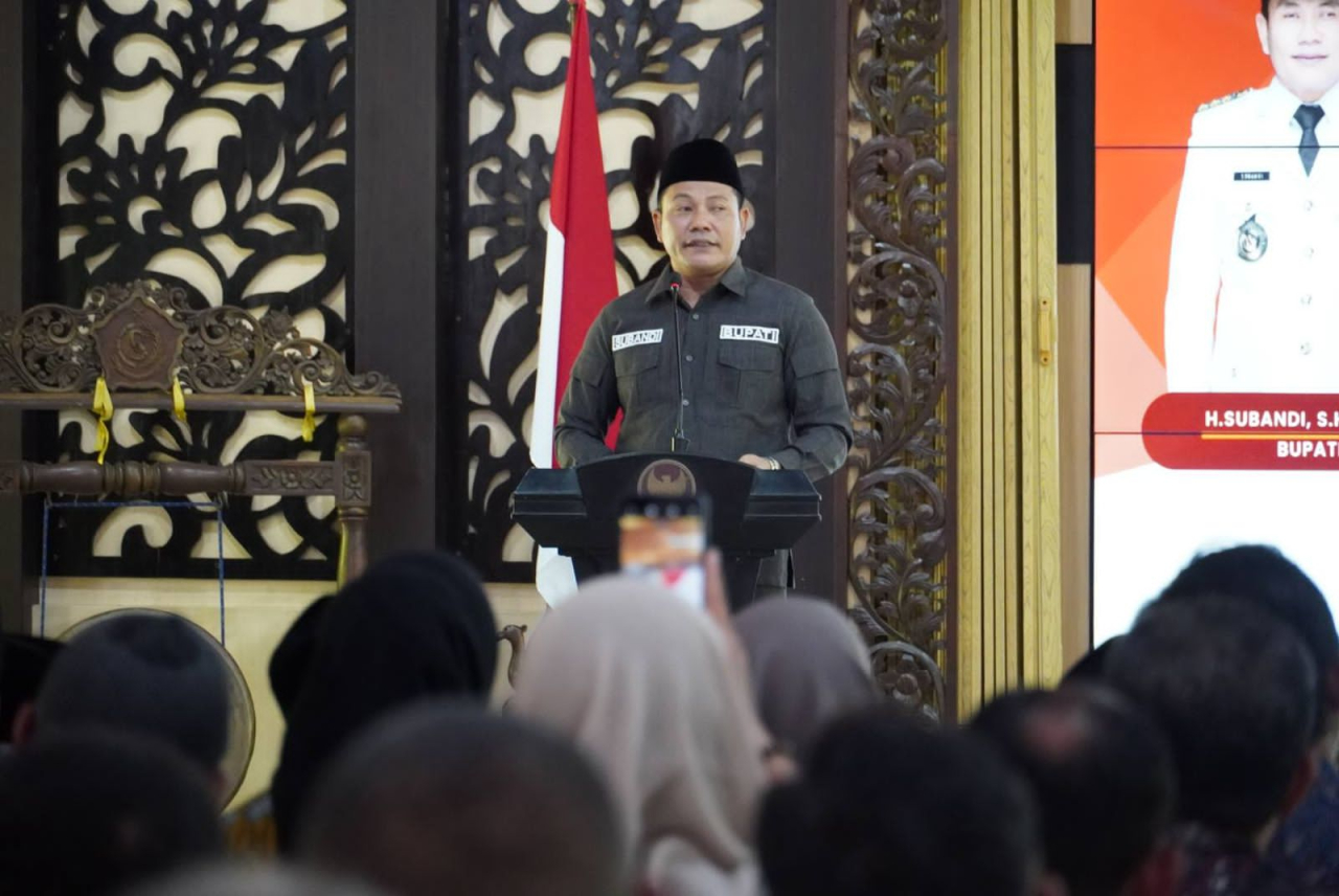 Bupati Sidoarjo Subandi tengah memberikan pengarahan kesadaran membayar pajak untuk ASN.