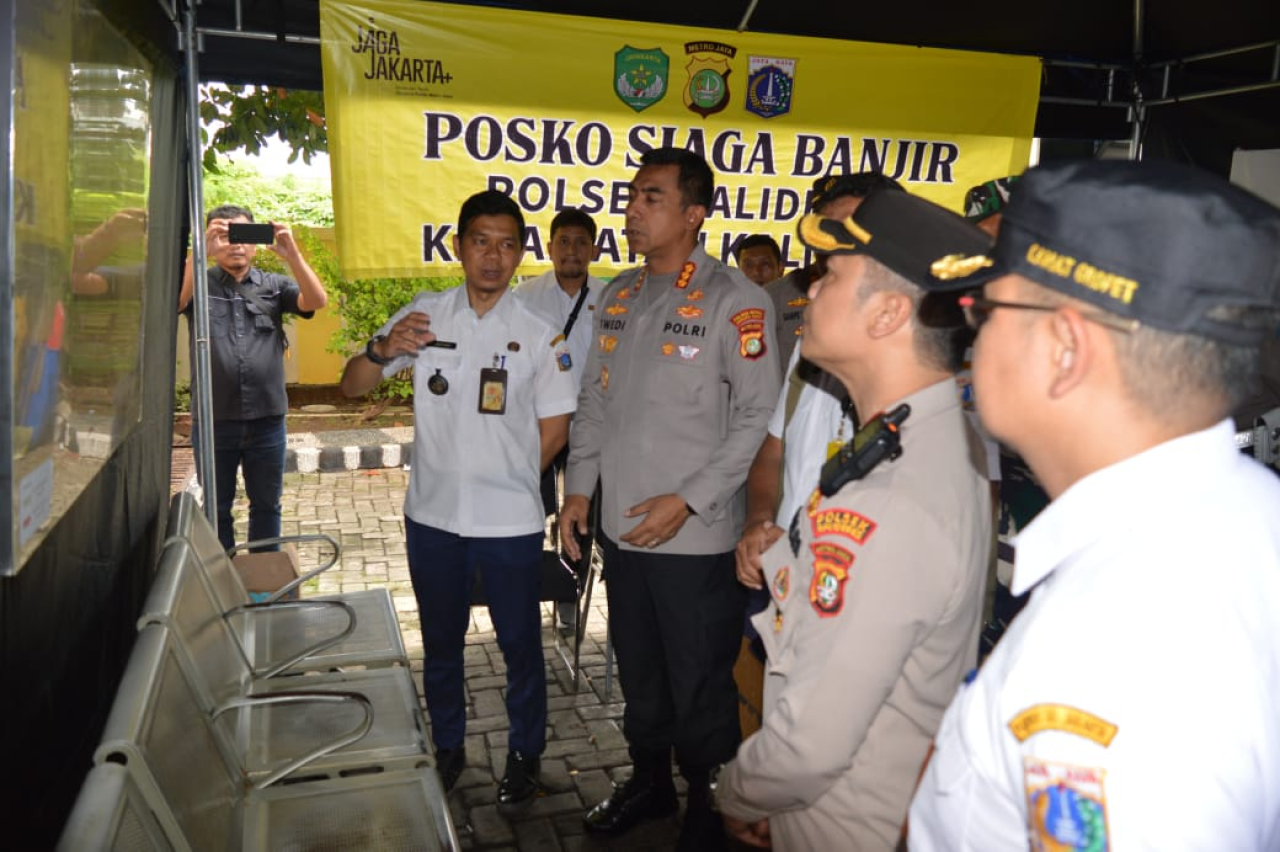 Kapolres Metro Jakarta Barat Kombes Pol Twedi Aditya Bennyahdi melakukan pengecekan Posko Siaga Bencana 3 Pilar di sejumlah wilayah Jakarta Barat, Rabu, (14/1/2026). (Foto Humas Polresta Jakarta Barat for JatimUPdate.id).