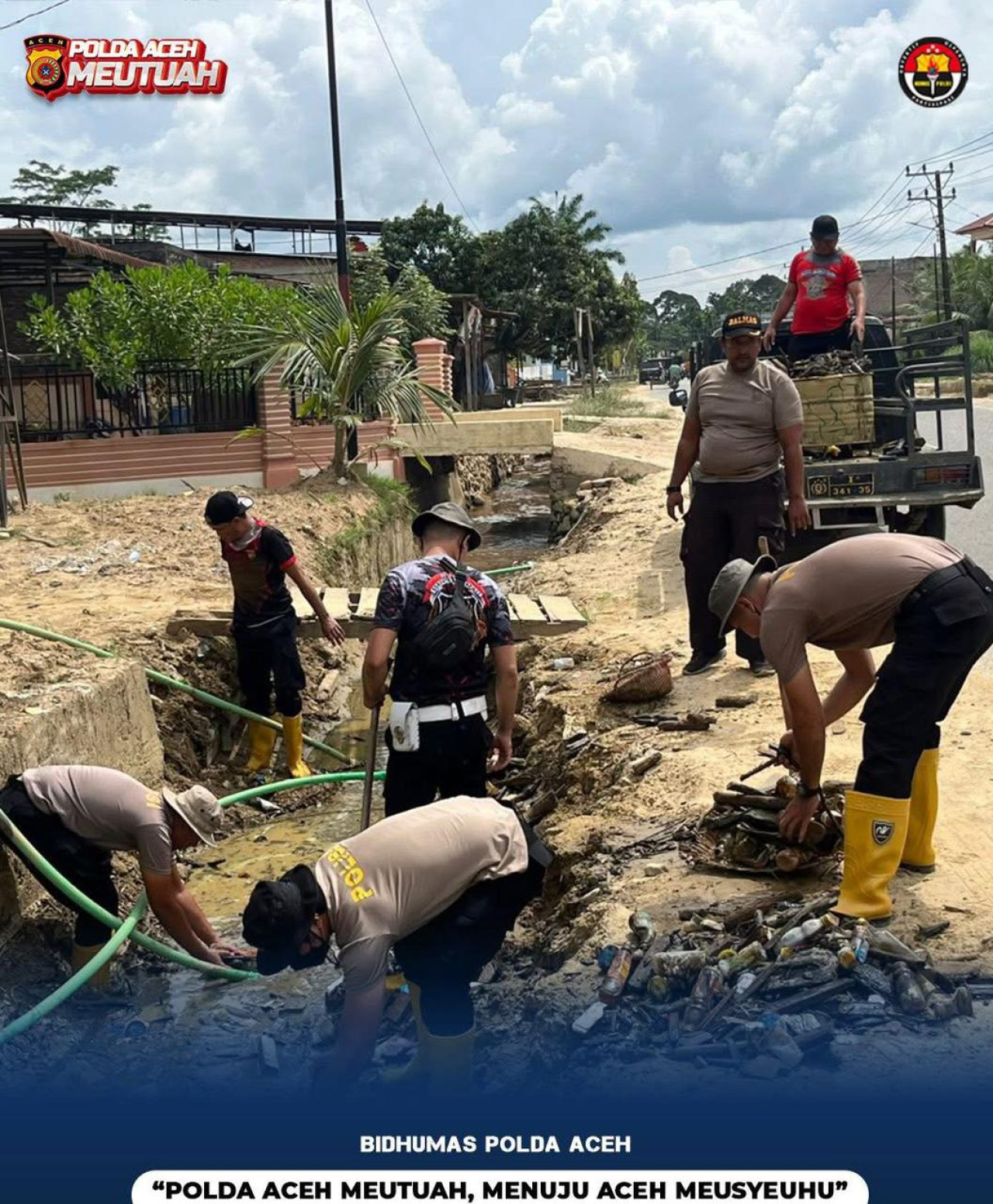 Personel Polres Aceh Selatan dikerahkan dalam kegiatan tersebut untuk membersihkan gorong-gorong dan parit yang terdampak banjir. (Foto Humas Polres Aceh Selatan for JatimUPdate.id)