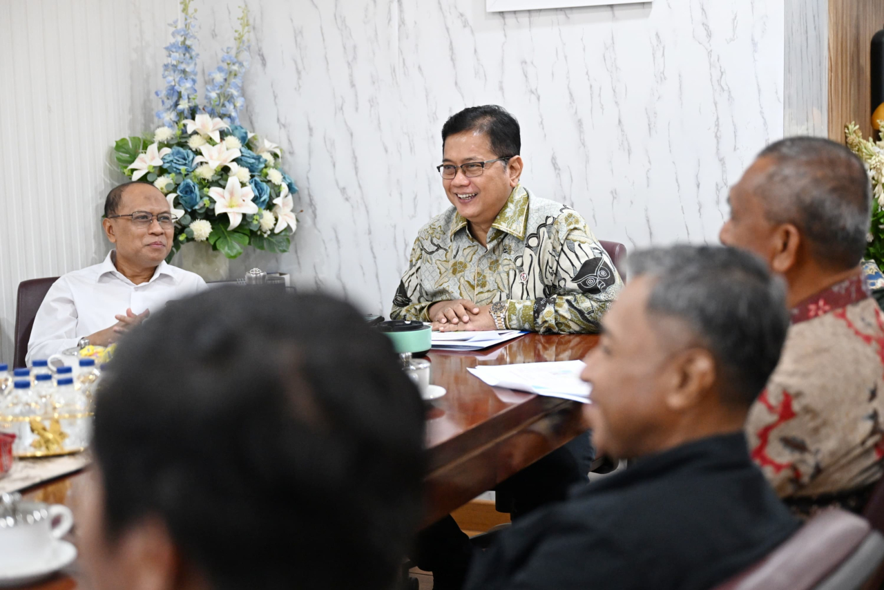 Wamen Transmigrasi Viva Yoga Mauladi tengah menerima rombongan Pemkab Muna, Sultra dipimpin Wabub Muna La Ode Asrafil. (Foto Humas Kementrans for JatimUPdate.id)