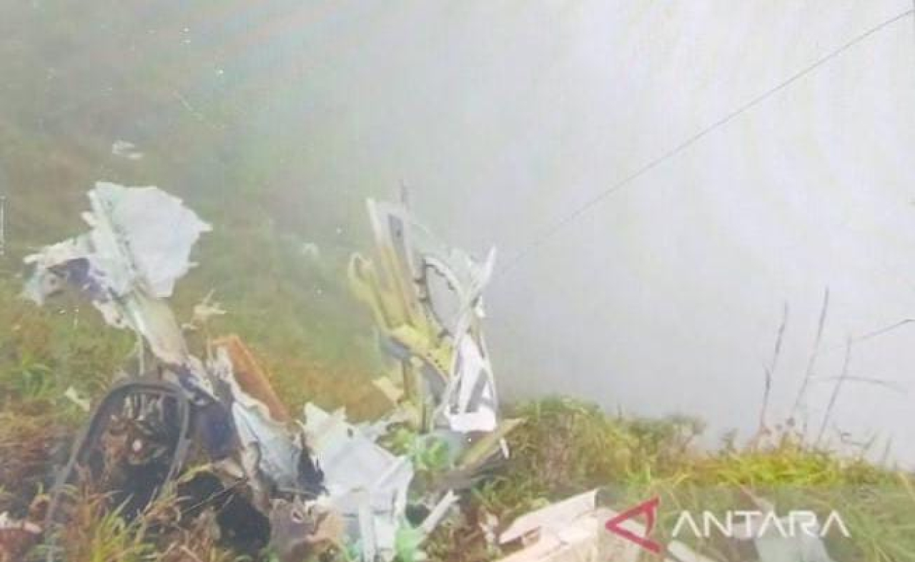 Sejumlah serpihan badan pesawat ATR 42-500 milik Maskapai IAT yang telah ditemukan Tim SAR Gabungan beserta TNI. (Foto Antara)