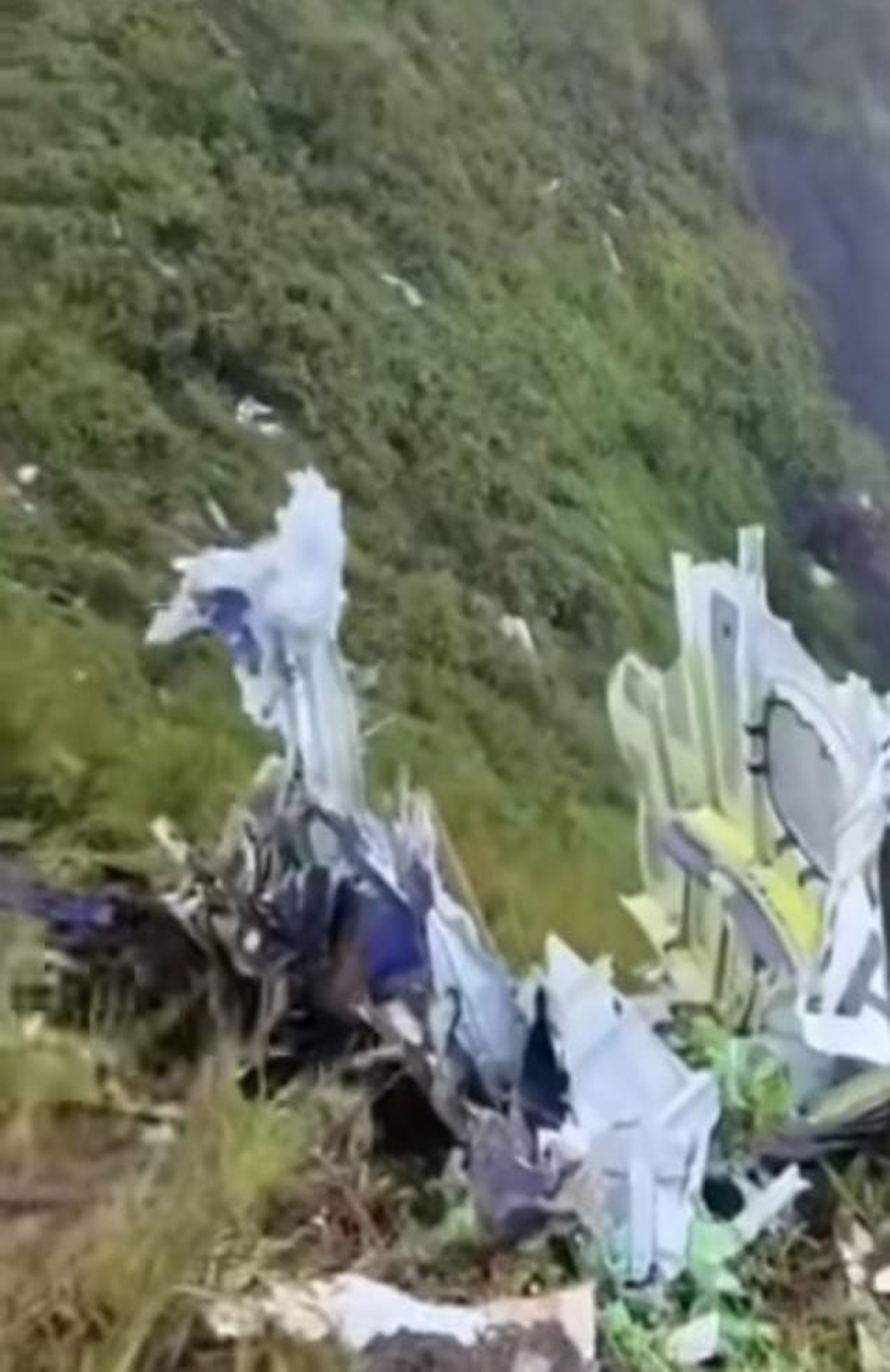 Tim SAR Gabungan telah menemukan lokasi jatuhnya Pesawat ATR 42-500 milik Maskapai IAT. (Foto Rekaman Video SAR for JatimUPdate.id)