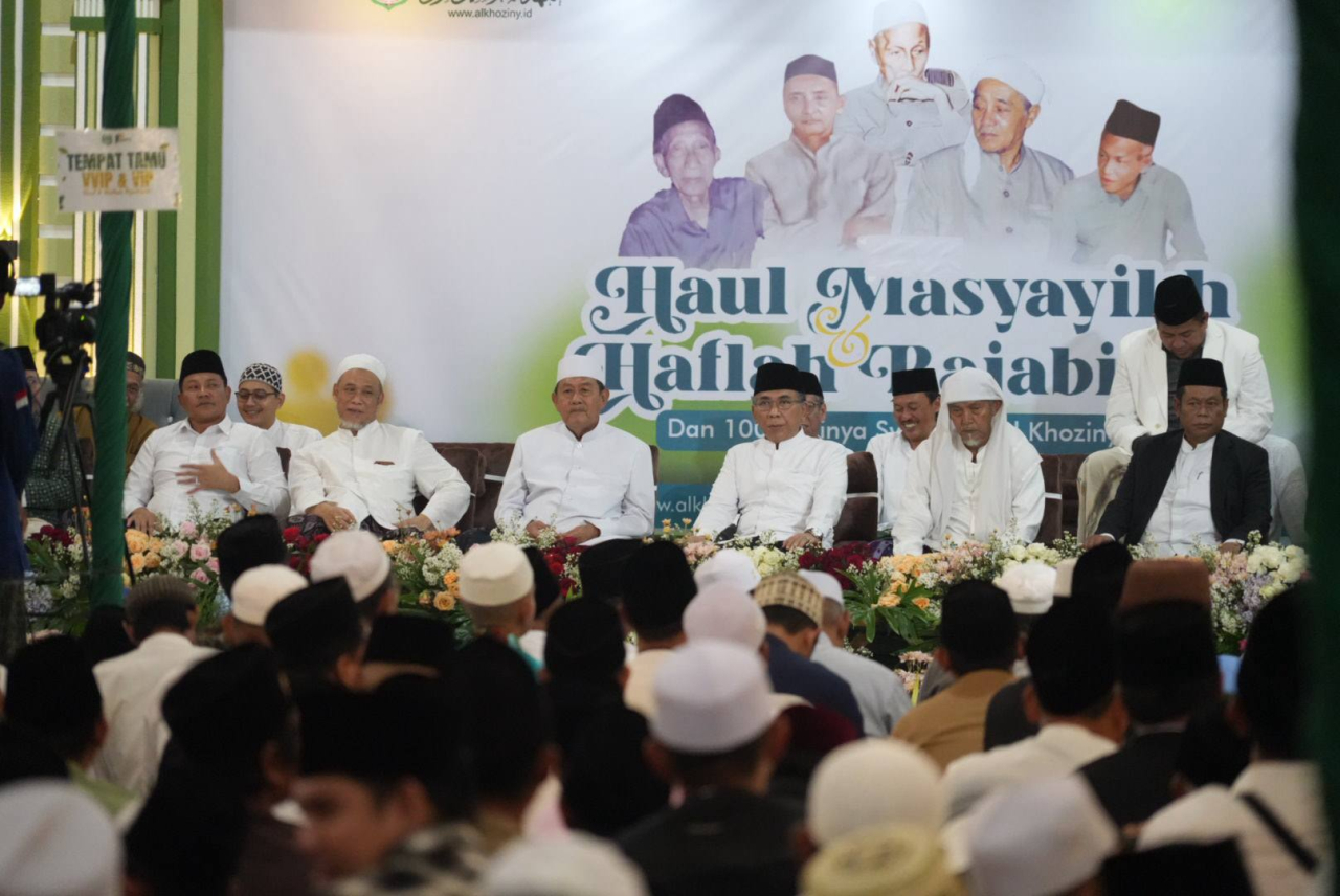 Kegiatan tahlil bersama rangkaian Haul Masyayikh Ponpes Al-Khoziny sekaligus peringatan 100 hari wafatnya para Syuhada Al-Khoziny, Sabtu (17/1/2026) malam.