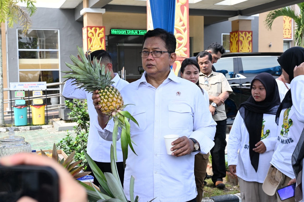 Wamen Transmigrasi Viva Yoga Mauladi tengah memegang Buah Nanas saat berada di Acara festival yang bertema ‘Pengembangan Komoditas Nanas Sebagai Produk Unggulan di Kawasan Transmigrasi’ itu digelar lapak yang menyajikan berbagai camilan atau ‘snack’ dari 