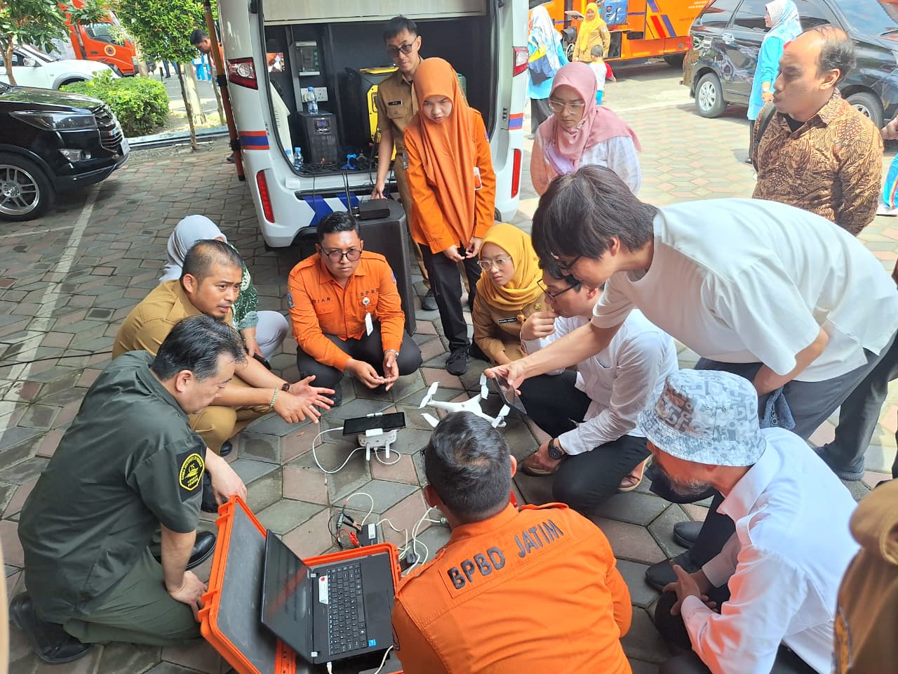 Tim Riset dari Chiba Institute of Science (CIS) Jepang bersama Tim BRIN dan Brida Jatim kunjungan ke BPBD Jatim, Senin (19/1/2026).  Dari CIS Jepang, hadir Dr Hitoshi Igharasi, Dr Masato Ebine dan Shuri Nemoto. (Foto Humas BPBD Jatim for JatimUPdate.id)