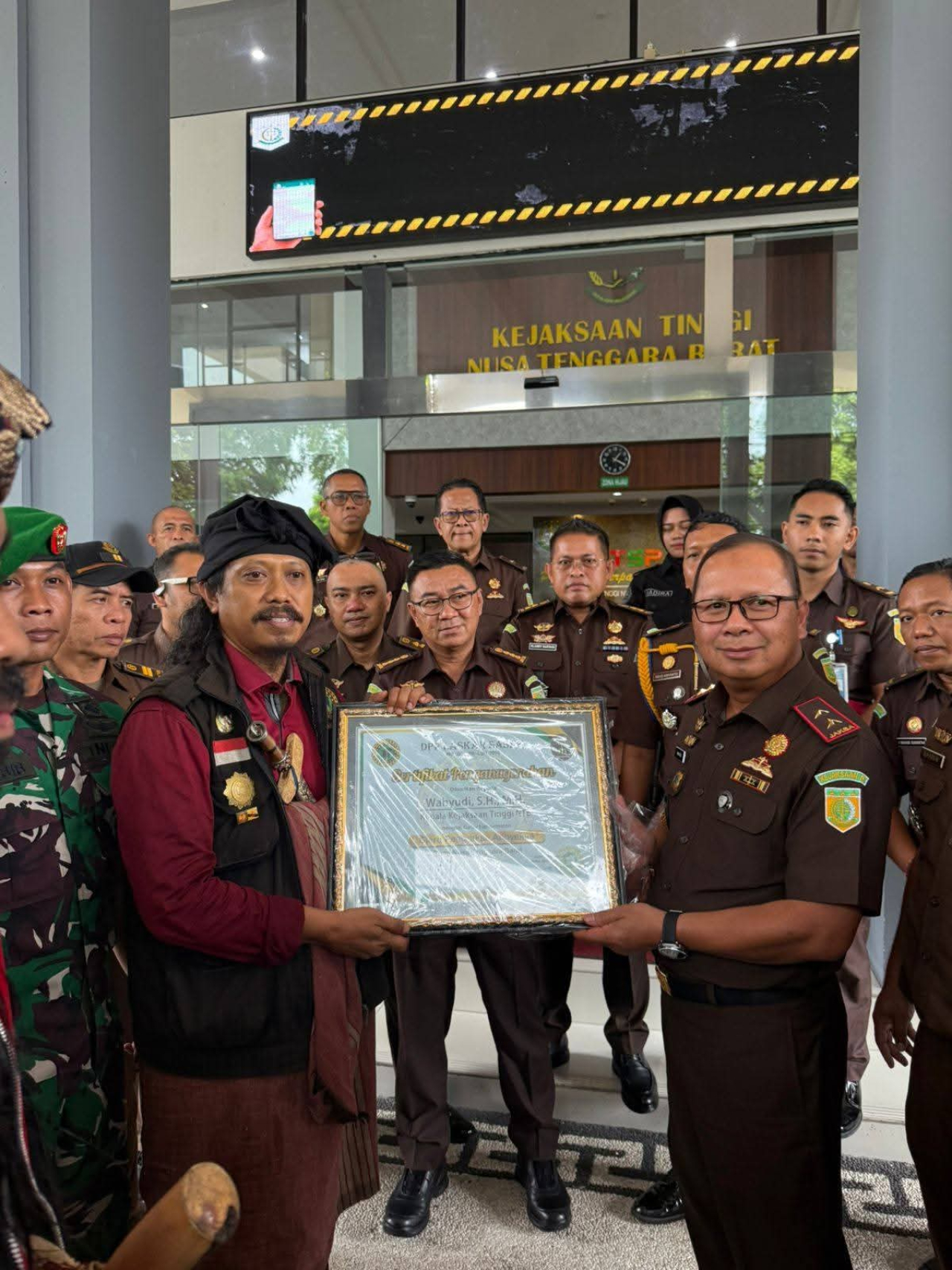 Laskar Sasak Anugerahkan Gelar “Djero Pengkrakse Adhyaksa” kepada Kajati NTB