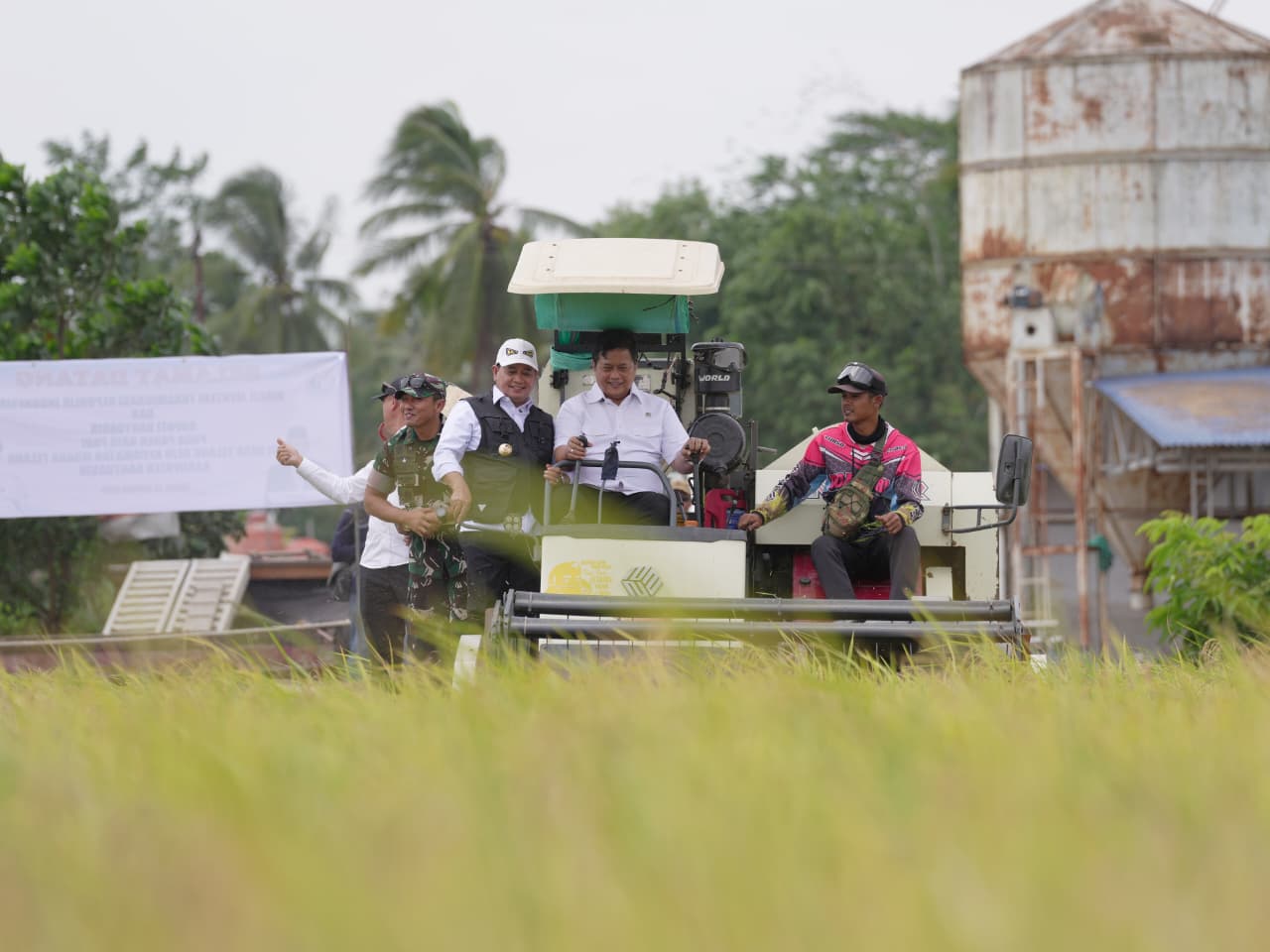 Wamen Transmigrasi Viva Yoga Mauladi mengendarai mesin Combi untuk memanen padi di saat momen panen raya di Desa Telang Rejo, Kecamatan Muara Telang, Kabupaten Banyuasin, (22/1/2026). (Foto Humas Kementrans for JatimUPdate.id)