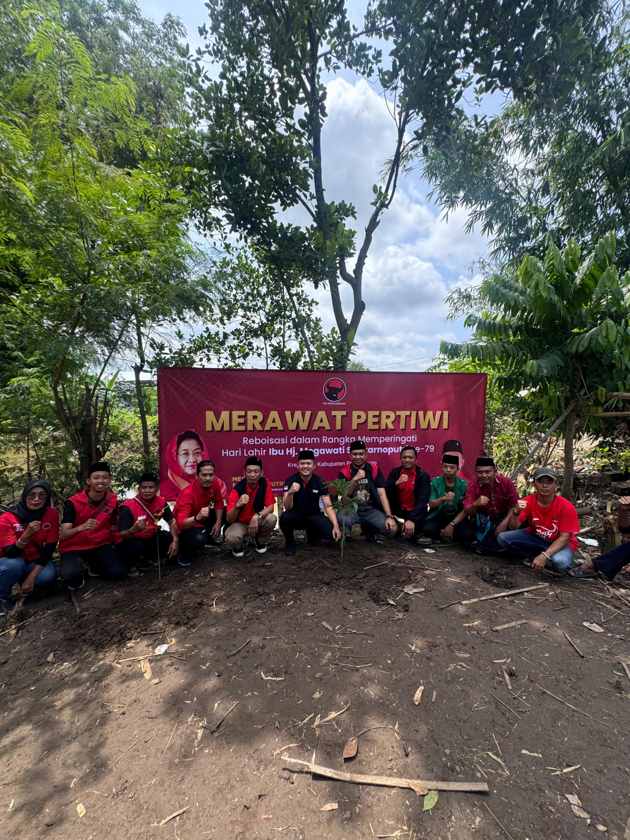 DPC PDI Perjuangan Kab. Probolinggo Tanam Pohon, Istighosah, dan Bantu Warga Korban Banjir