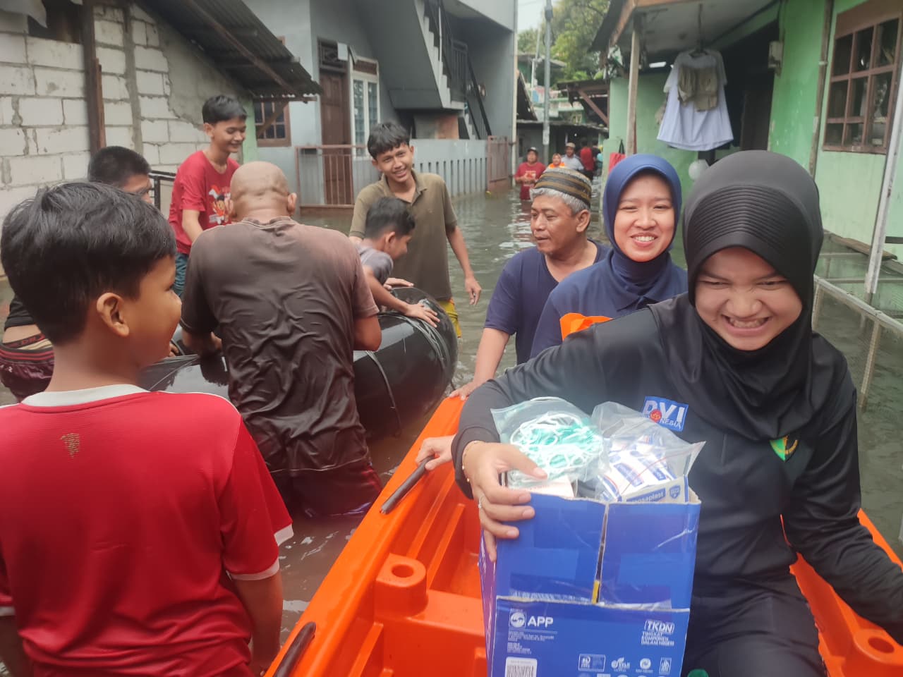 Bakti Kesehatan untuk Pengungsi Banjir, Puluhan Warga Terima Pengobatan dan Vitamin dari Polres Jakbar