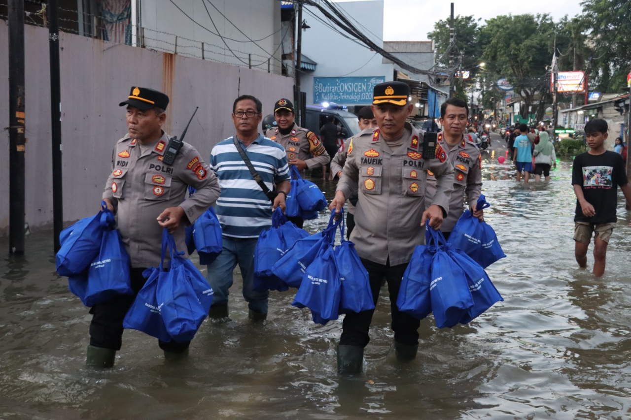 Polri Hadir untuk Kemanusiaan, Baksos dan Pelayanan Kesehatan Bantu Warga Terdampak Banjir