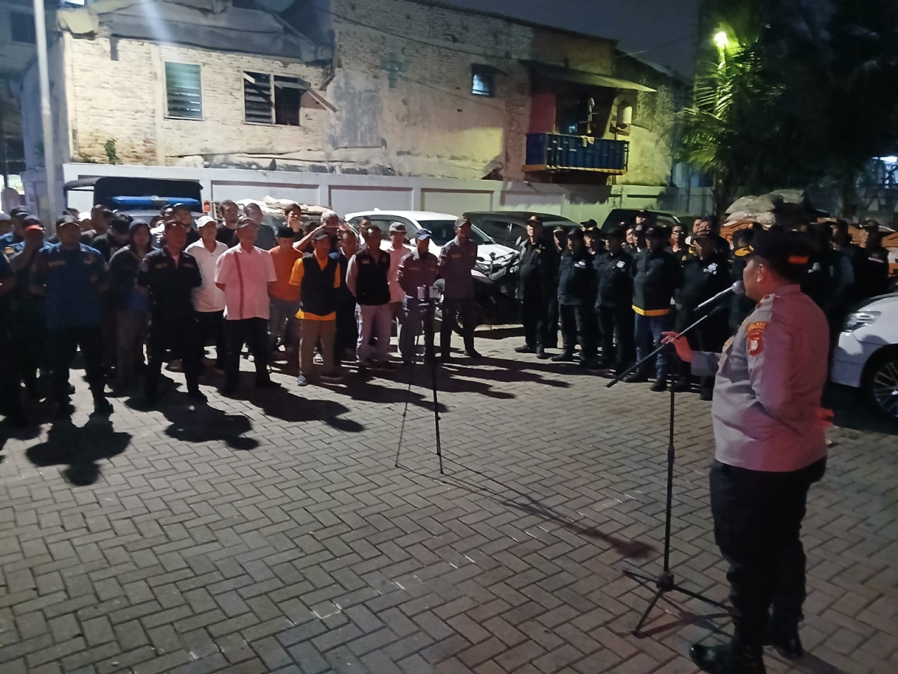 Polsek Tambora, Polres Metro Jakarta Barat, menggelar Apel Kegiatan Rutin yang Ditingkatkan (KRYD) bersama jajaran Tiga Pilar Kecamatan Tambora, Sabtu malam (24/1/2026). (Foto Humas Polresta Jakbar for JatimUPdate.id)