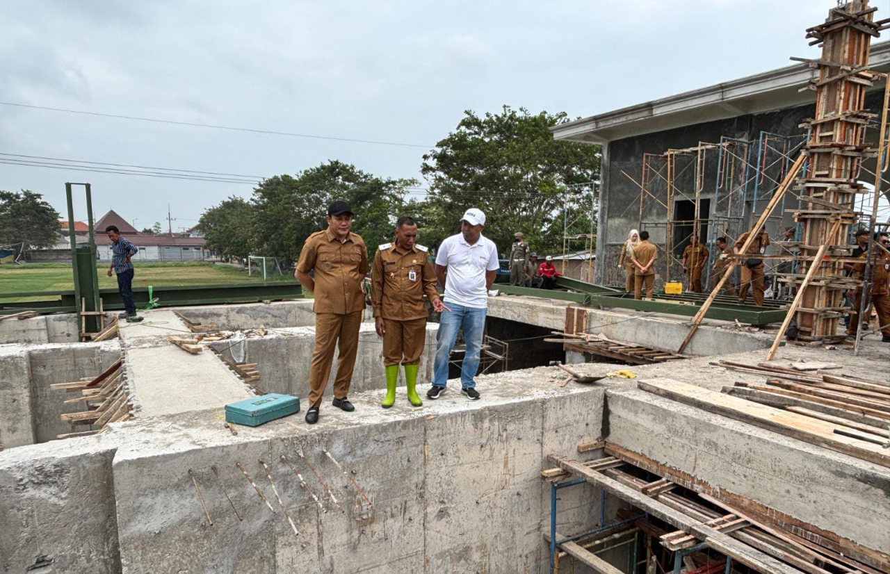 Bupati Sidoarjo Subandi meninjau pembangunan rumah pompa Kedungpeluk yang diproyeksikan menjadi salah satu solusi strategis pengendalian banjir di wilayah Tanggulangin dan Candi.