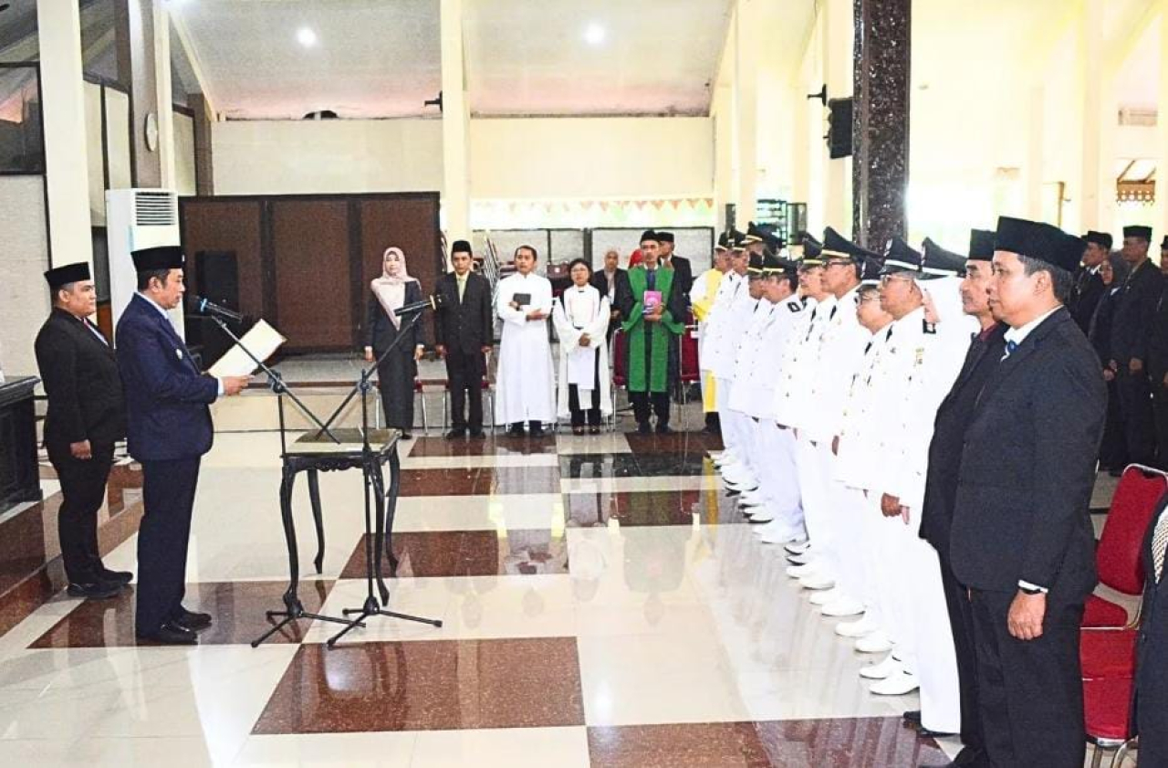 Bupati Bondowoso Abdul Hamid Wahid melantik 11 Pejabat Pimpinan Tinggi Pratama (Eselon II) di Pendopo Raden Bagus Assra, Kamis (29/1/2026).