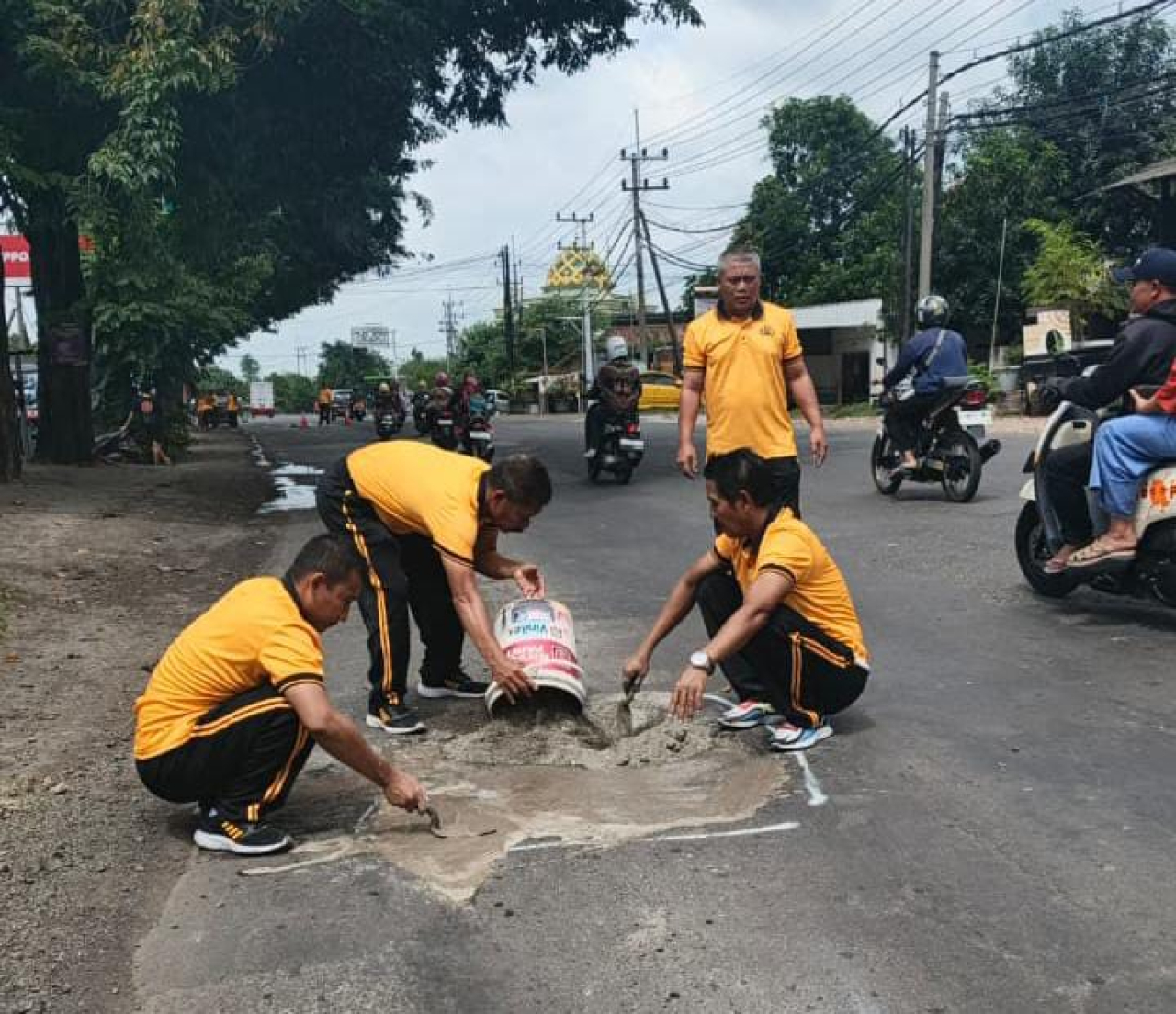 Polisi Tambal Jalan Berlubang di Balongbendo untuk Antisipasi Kecelakaan