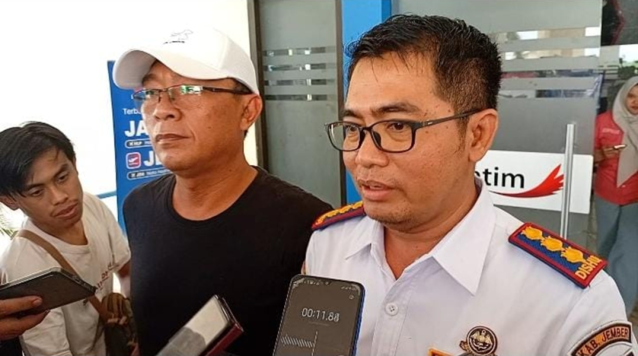 Keterangan Gambar: Ketua Komisi C DPRD Kabupaten Jember Ardi Pujo Prabowo (bertopi putih) dan Kepala Dinas Perhubungan Jember Gatot Triono