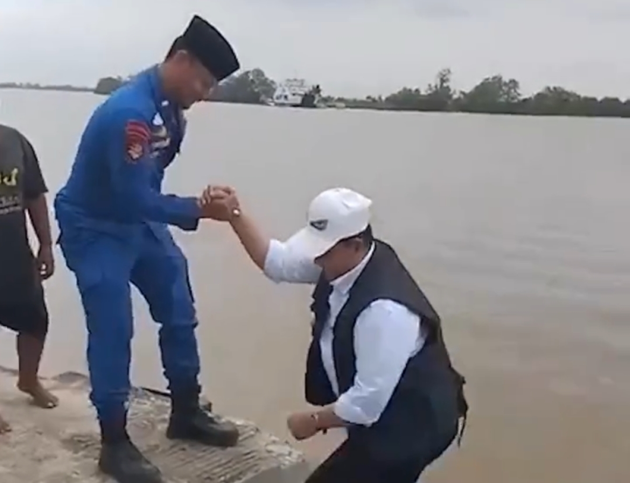 Speedboat Wamen Transmigrasi dan Rombongan Nyaris Karam di Perairan Banyuasin