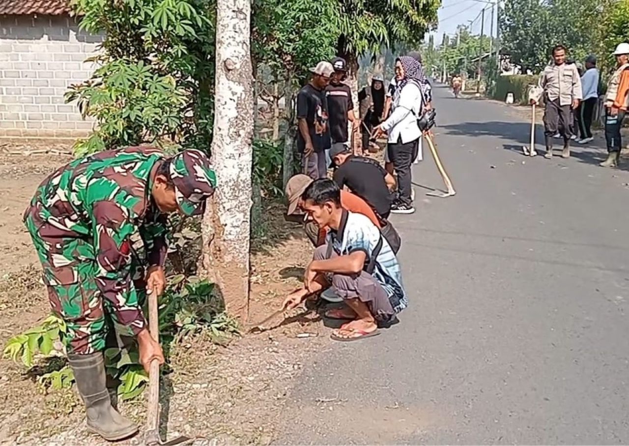 Babinsa Kelurahan Pakunden dari Koramil 0808/01 Sukorejo, Kopka Slamet Prasetiyo, memimpin langsung kegiatan "Jumat Bersih" bersama warga