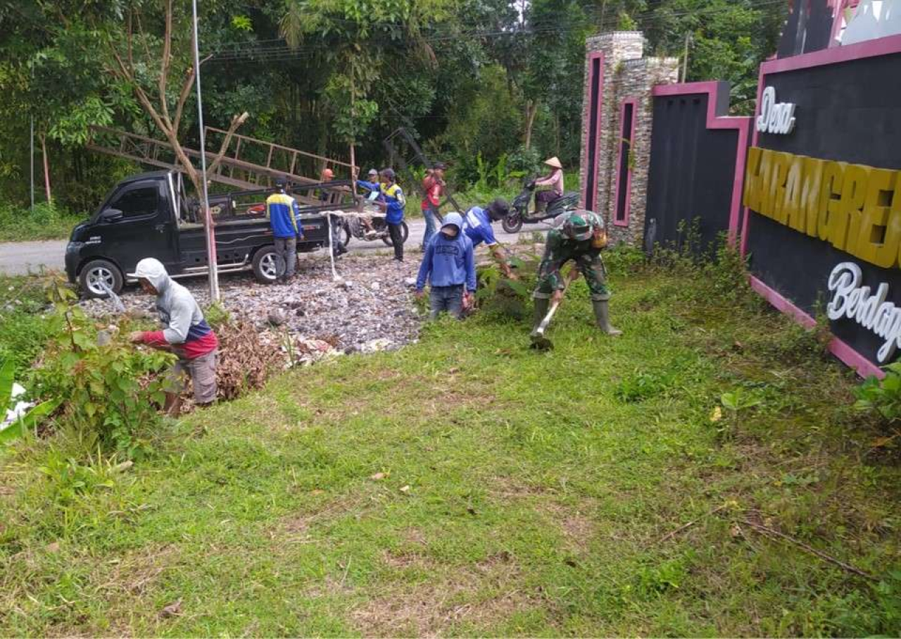 Pererat Silaturahmi, Babinsa Karangrejo dan Warga Dusun Sumberjo Kompak Kerja Bakti Bersihkan Lingkungan