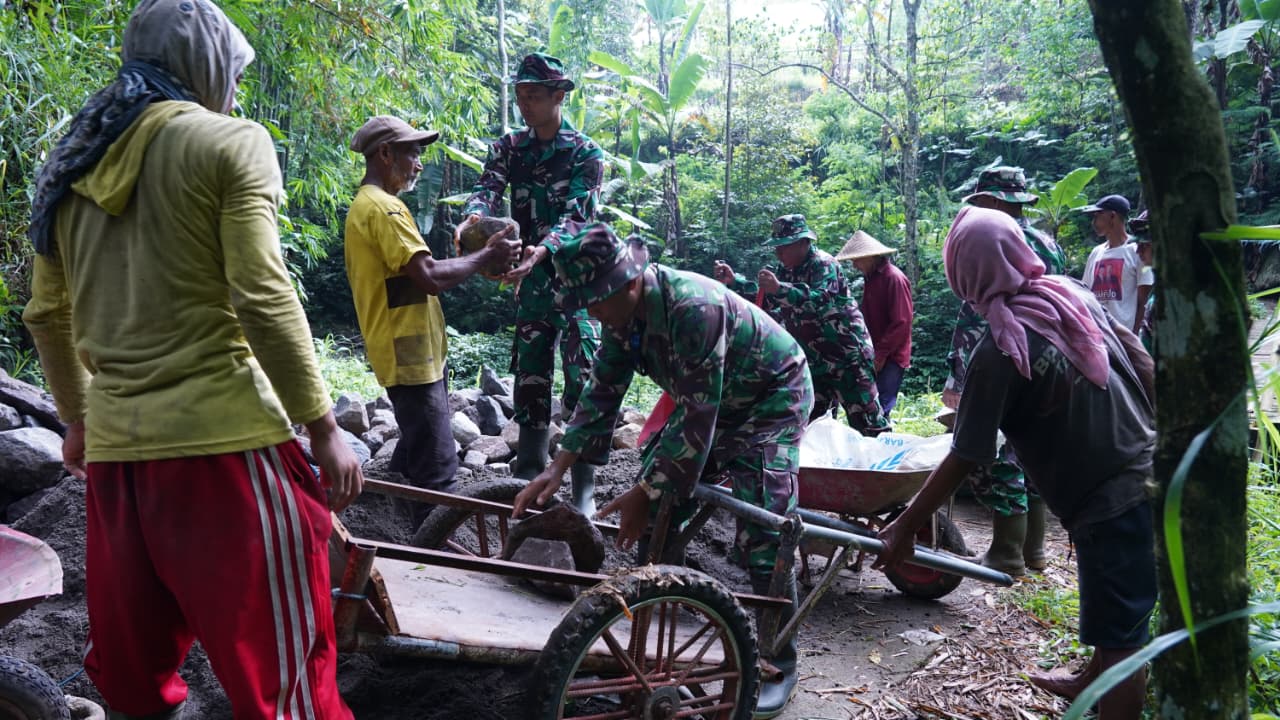 Akselerasi Pembangunan, Material Jembatan TMMD Ke 127 Mulai Didrop di Desa Krisik
