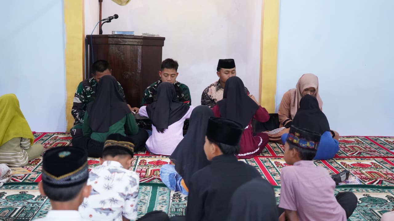 Satgas TMMD Ke 127 Kodim 0808/Blitar Ajarkan Anak-Anak Mengaji Di Dusun Barurejo