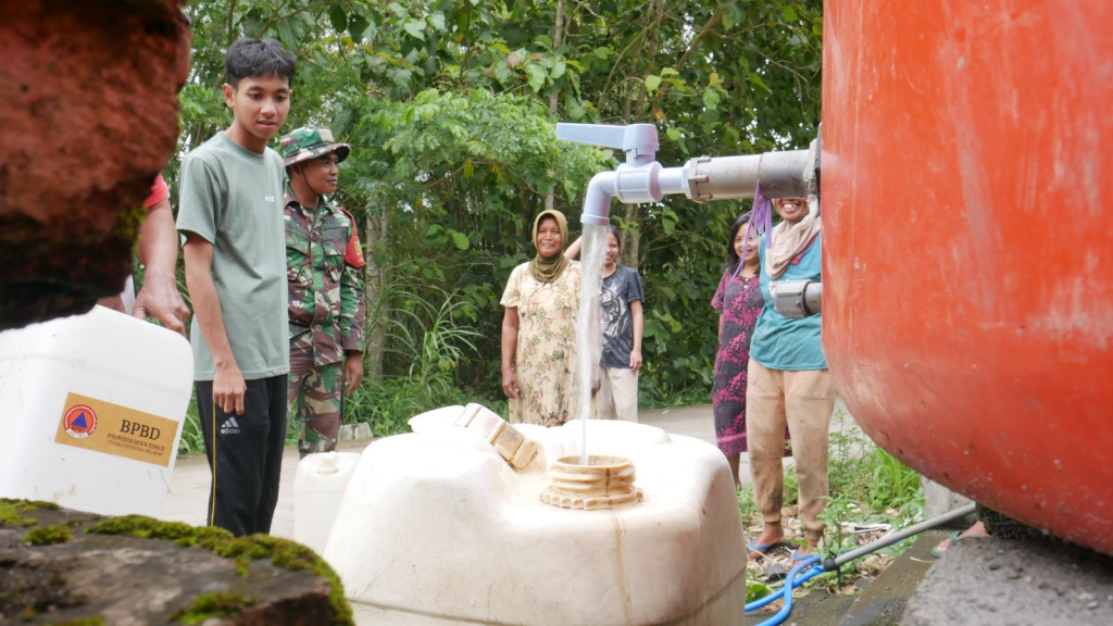 Satuan Tugas TNI Manunggal Membangun Desa (TMMD) Ke - 127 Kodim 0808/Blitar terus menunjukkan komitmen dalam membantu kesulitan rakyat.