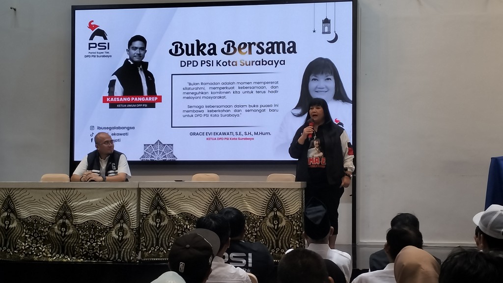 Ketua PSI Surabaya, Grace Evi bersama Yuga Pratisabda saat buka bersama kader, dok jatimupdate.id