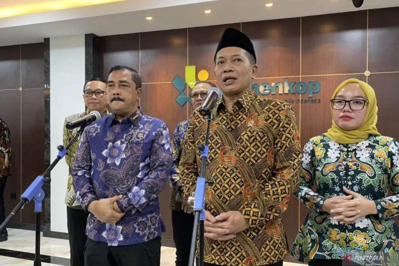 Menteri Koperasi Ferry Juliantono (kedua kanan) dan Menteri Imigrasi dan Pemasyarakatan Agus Andrianto (kedua kiri) memberikan keterangan pers di Kantor Kementerian Koperasi, Jakarta, Jumat (23/1/2026).