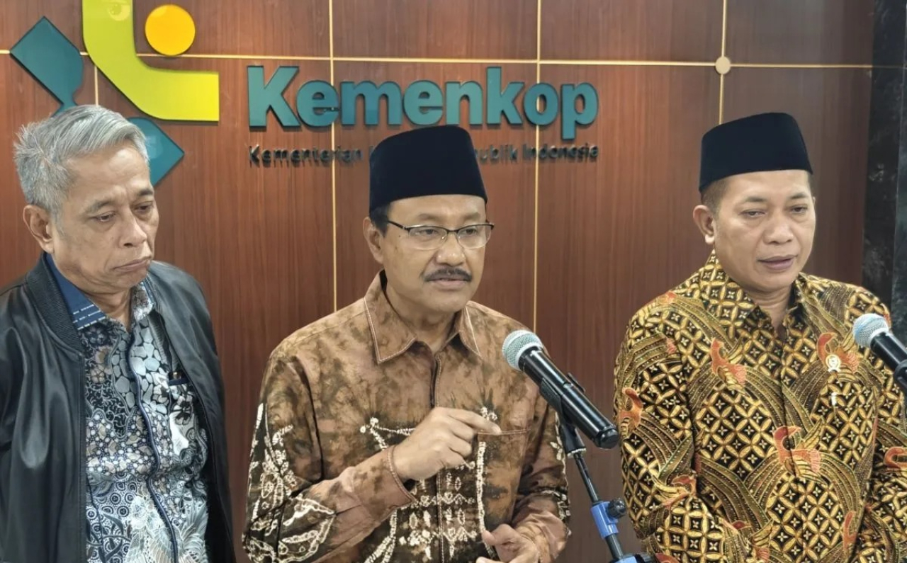 Menteri Sosial Saifullah Yusuf bersama Menteri Koperasi Ferry Juliantono memberikan keterangan pers terkait rencana penyaluran bantuan sosial reguler tahap pertama selepas penandatanganan nota kesepahaman terkait pemanfaatan Koperasi Desa/Kelurahan Merah 