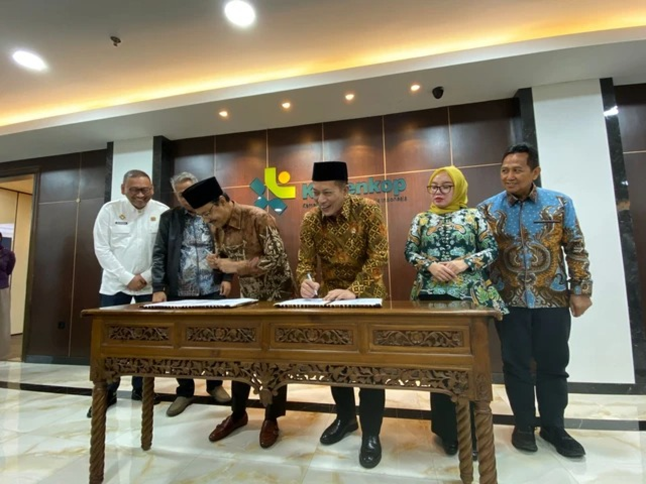 Menteri Sosial Saifullah Yusuf dan Menteri Koperasi Ferry Juliantono menandatangani nota kesepahaman soal penguatan pemberdayaan penerima bansos melalui Koperasi Merah Putih, Jumat (23/1/2026)
