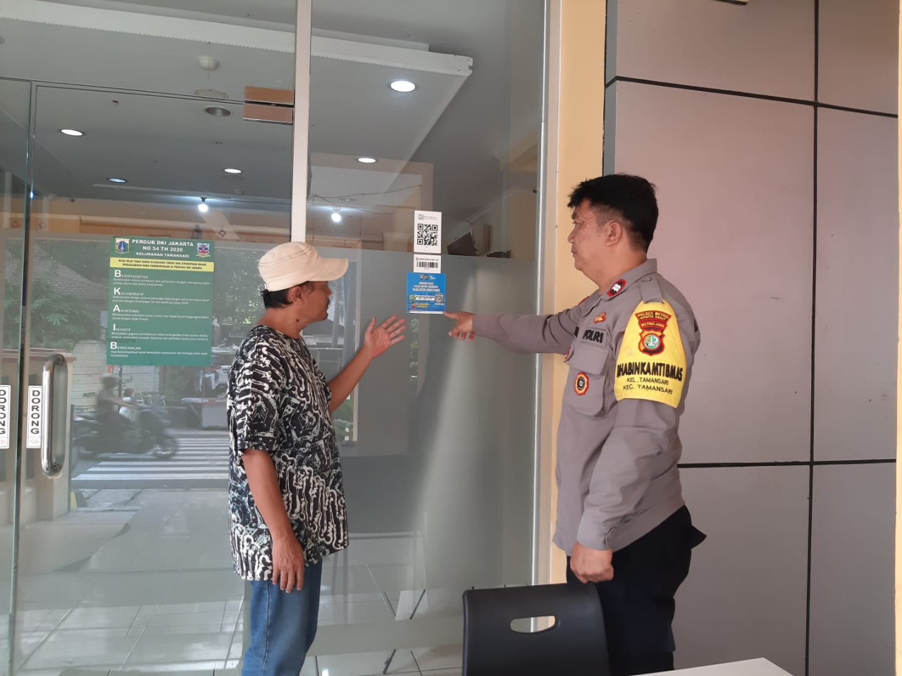 Bhabinkamtibmas Taman Sari Pasang Stiker Bantuan Polisi, Warga Kini Lebih Mudah Lapor Kejadian