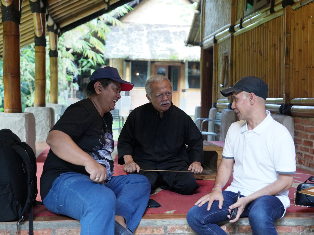 Wakil Menteri Transmigrasi Viva Yoga Mauladi tengah membersamai  Ajik Krisna, owner Toko Oleh-Oleh Krisna Bali yang diterima oleh Aki Jatnika, disaat berkunjung di Padepokan Bambu Indonesia, pusat pelatihan budaya bambu, Cibinong, Kabupaten Bogor, Jabar.