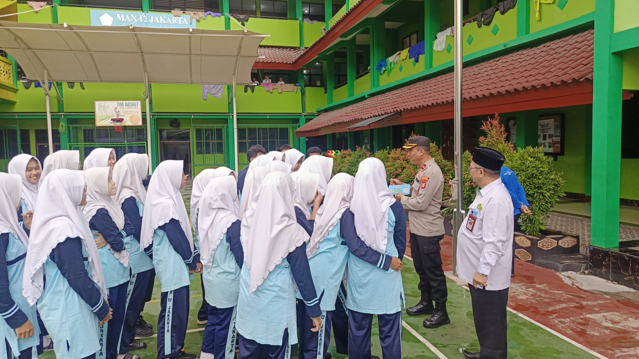 Kasat Binmas Polres Metro Jakarta Barat, Kompol Agung Nugroho, S.H., M.H, didampingi oleh Bhabinkamtibmas Kelurahan Duri Kosambi, AIPDA Achmad Haris, serta dihadiri Kepala Sekolah MAN 12 Jakarta Drs. Abidan Harahap, M.Pd, beserta siswa-siswi MAN 12 Jakart