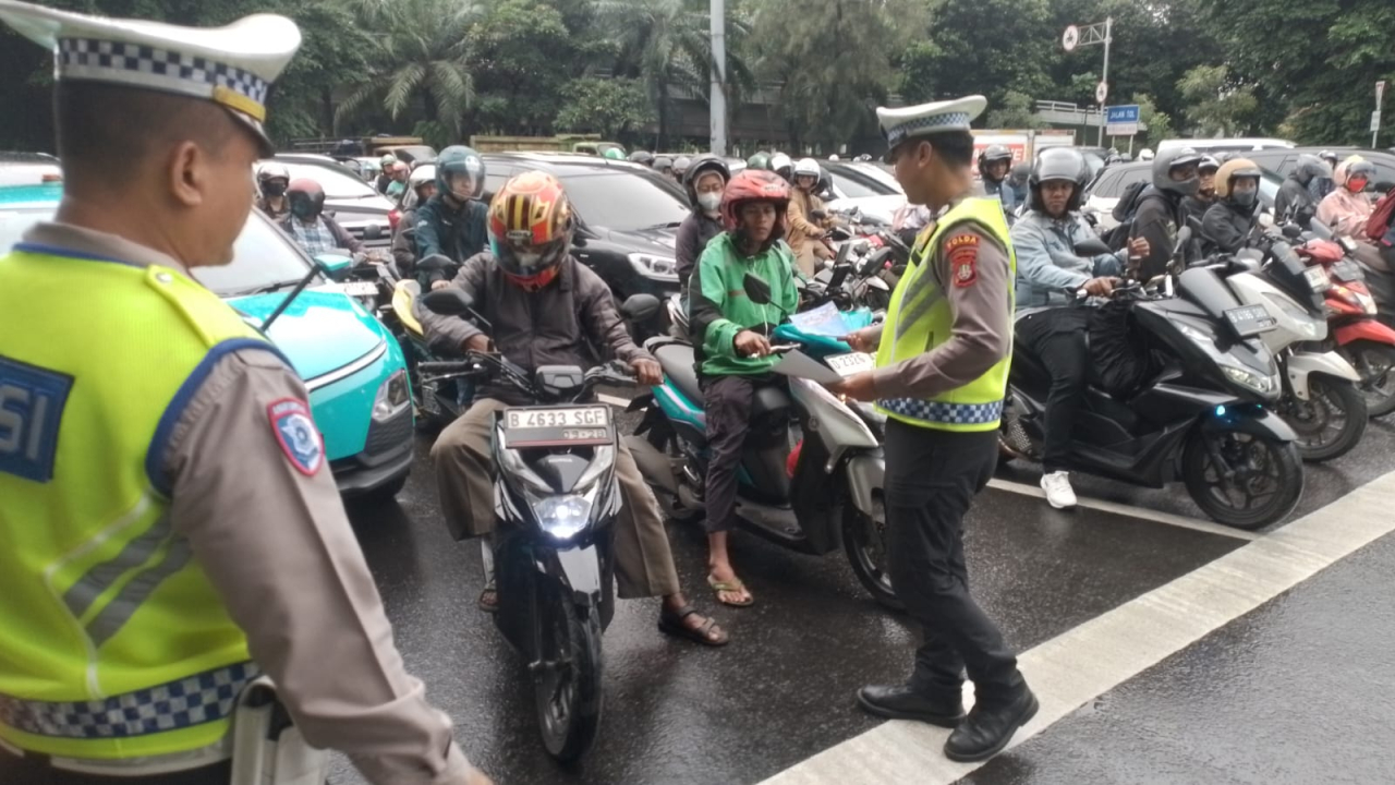 Sejumlah anggota Polresta Metro Jakarta Barat tengah kampanye keselamatan di jalan raya. (Foto Humas Polresta Jakarta Barat for JatimUPdate.id)