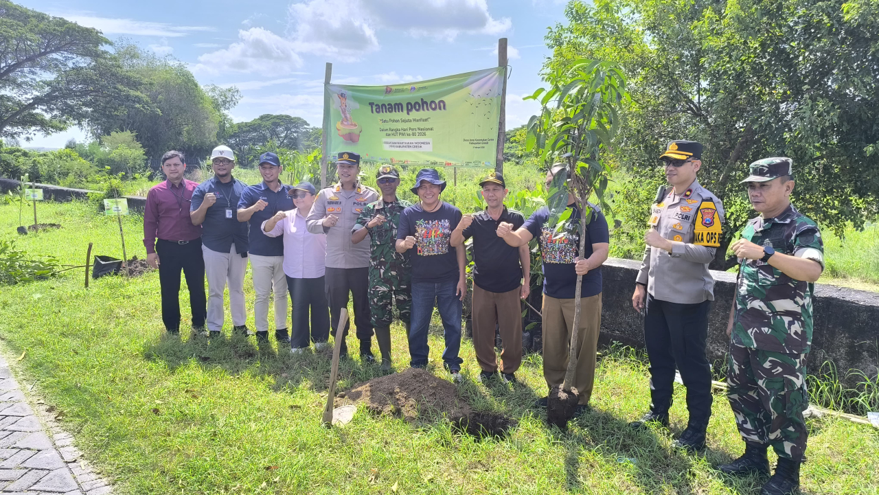 PWI Gresik menggelar aksi penanaman ratusan pohon produktif di wilayah terdampak banjir Kali Lamong, di Desa Jono, Kecamatan Cerme.