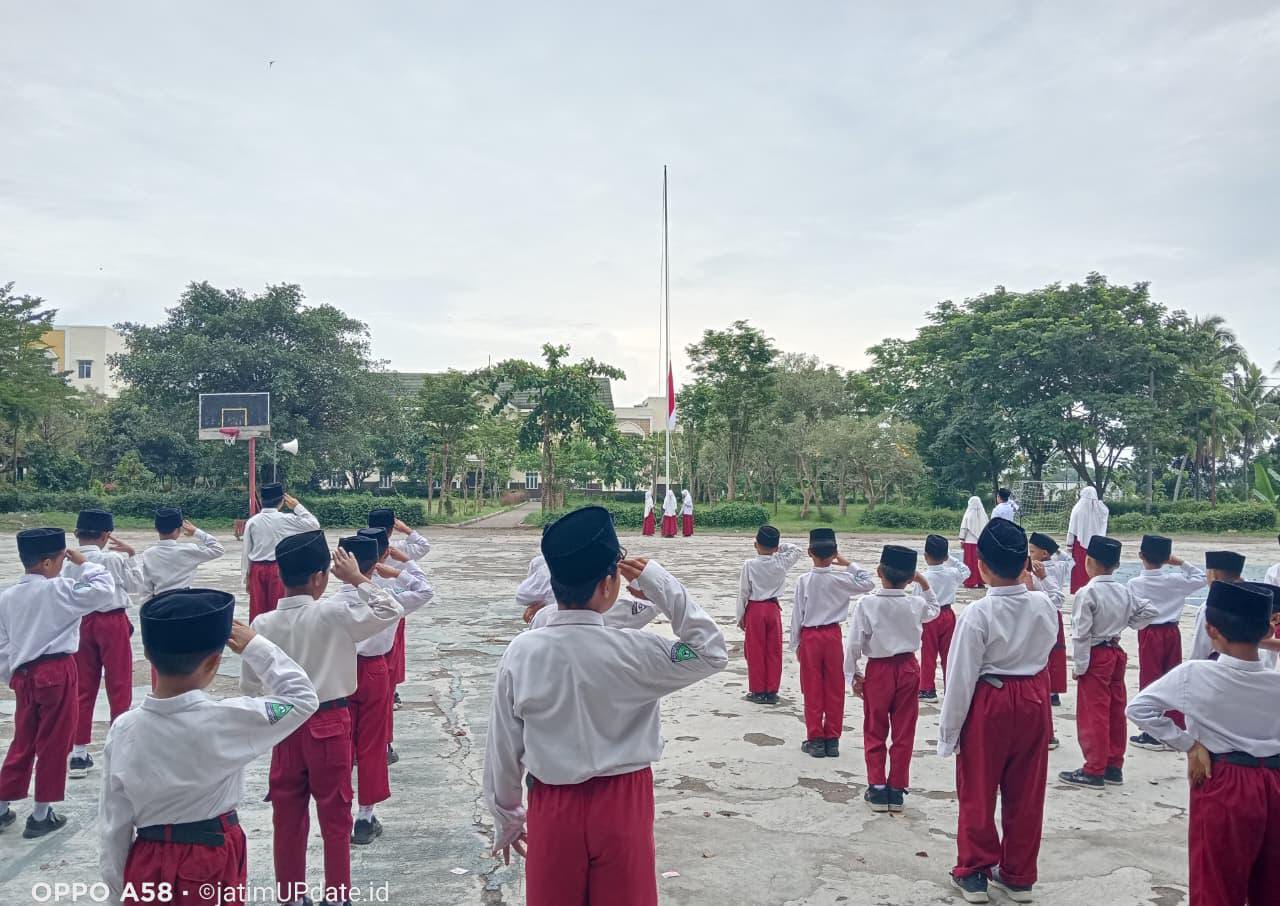 Sejumlah siswa sekolah dasar mengikuti upacara bendera di halaman sekolah. Memasuki 2026, lagu anak bertema persahabatan “Rukun Sama Teman” resmi menjadi bagian dari rangkaian upacara bendera setiap Senin. (Foto: JatimUpdate.id)