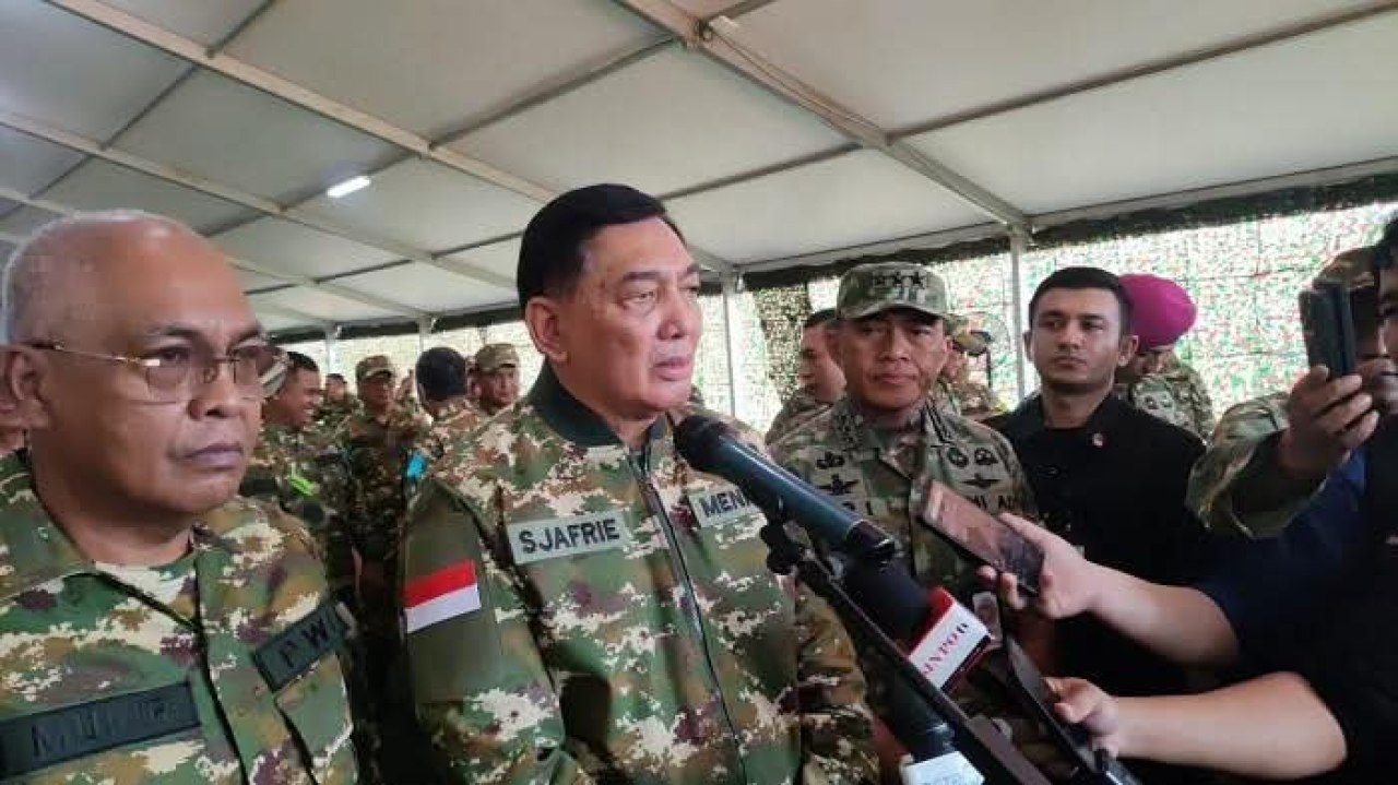 Menhan Sjafrie Syamsuddin didampingi Ketua PWI Pusat Akhmad Munir saat jumpa pers. (Foto humas PWI Pusat)