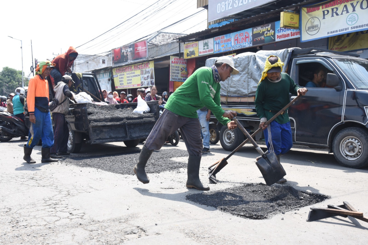 PUPR Sidoarjo melakukan perbaikan jalan secara serentak di 16 ruas yang tersebar di sejumlah kecamatan. Hal tersebut disampaikannya pada Rabu (4/2/2026).