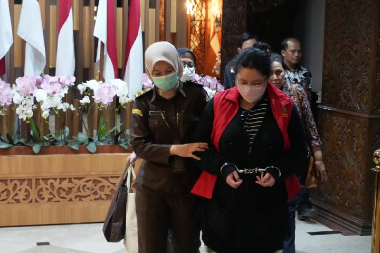 Kejaksaan Tinggi Jatim kembali menahan Tersangka berinisial LT, Direktur PT Buana Jaya Surya, terkait dugaan tindak pidana korupsi pengadaan barang di SMK di wilayah Jawa Timur.